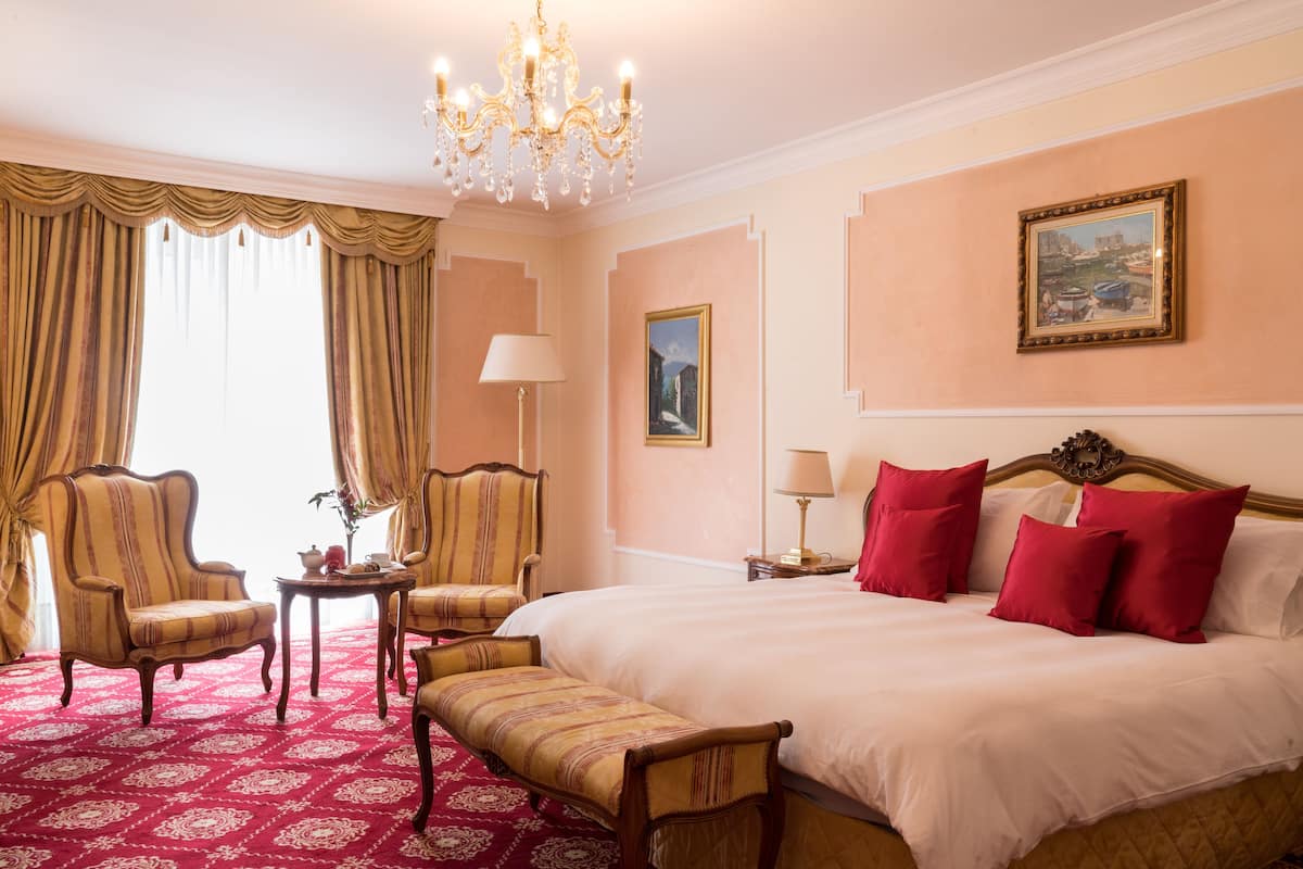 junior suite, balcony | minibar, in-room safe, desk, soundproofing