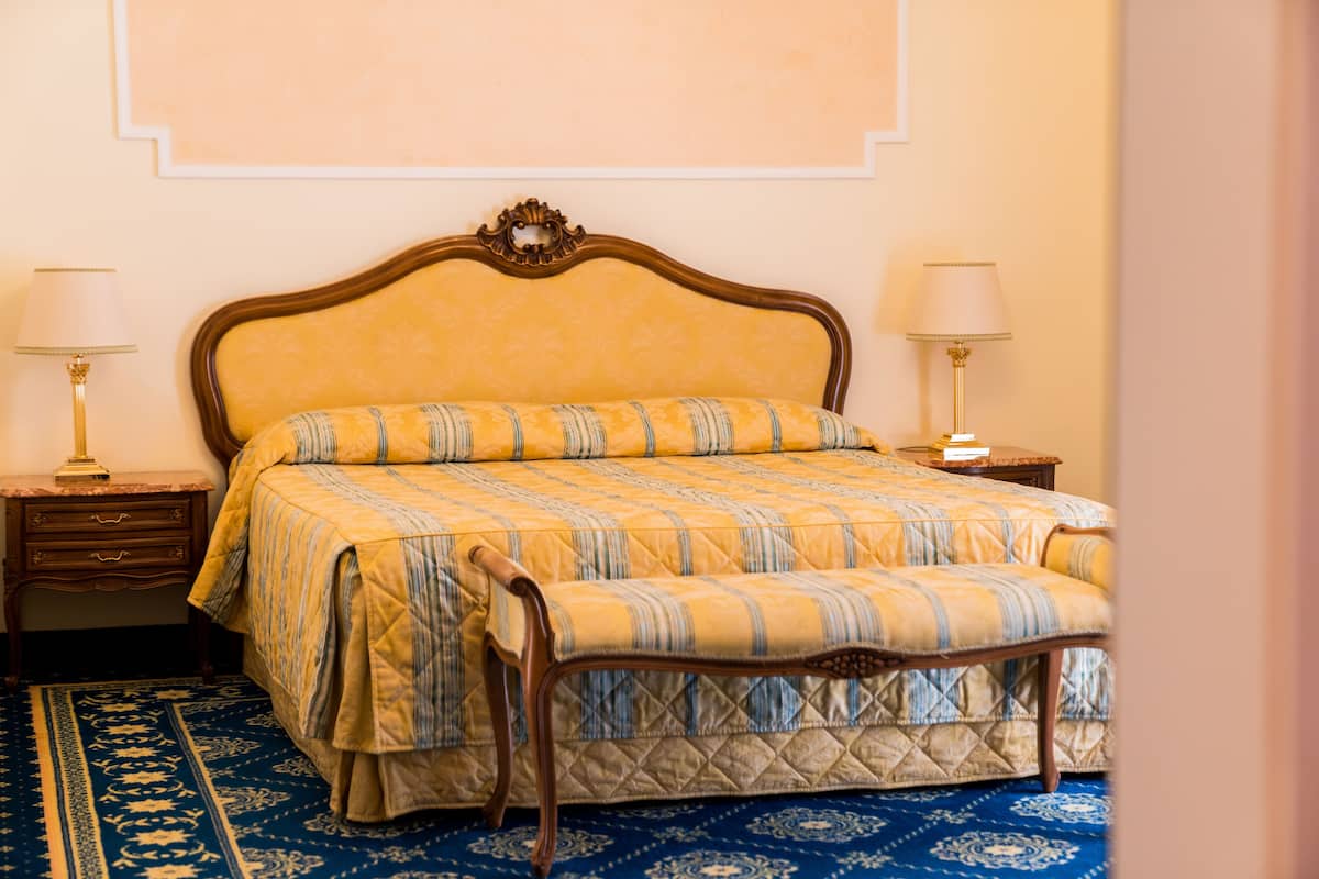 Minibar, coffres-forts dans les chambres, rideaux occultants