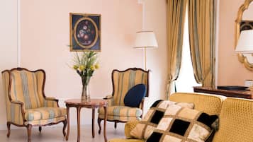 ميني بار وخزنة داخل الغرفة ومكتب وستائر تعتيم