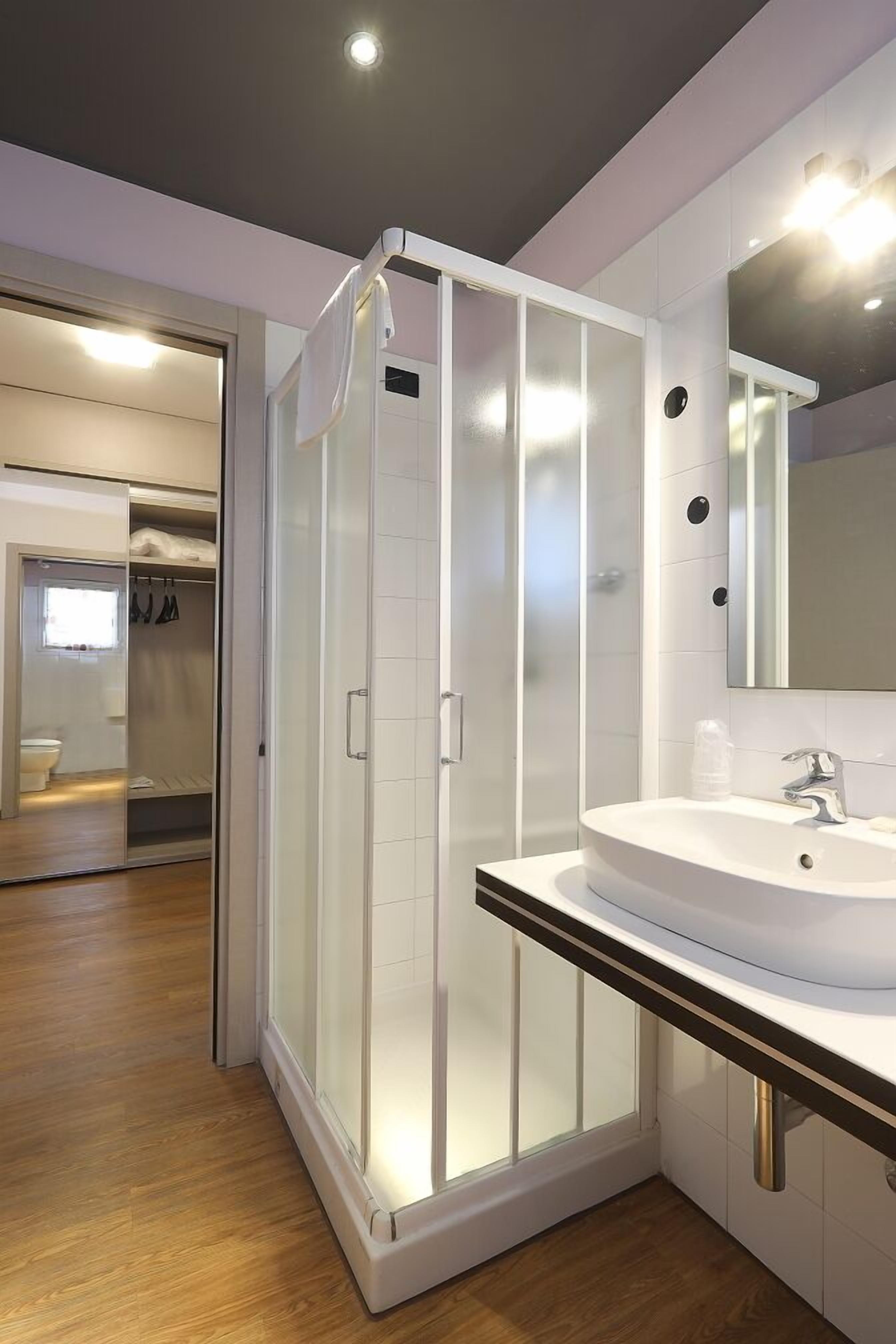 triple room | bathroom | shower, free toiletries, hair dryer, bidet