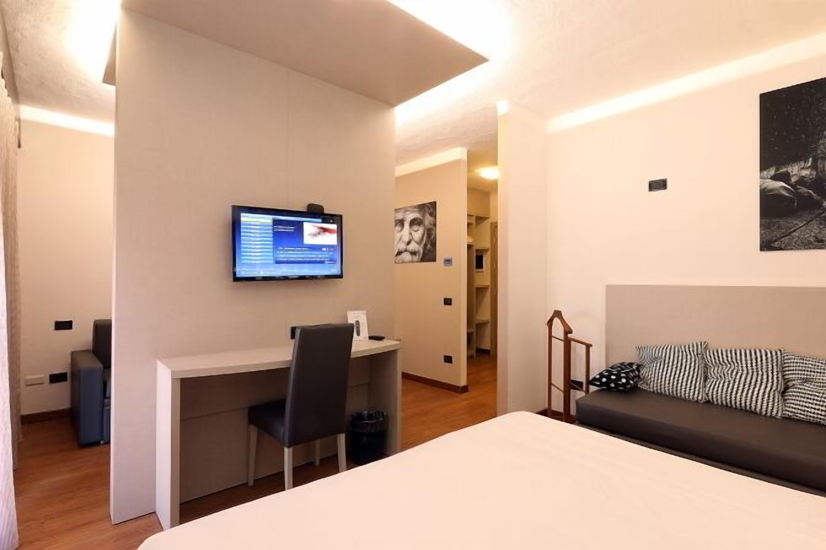 triple room | minibar, in-room safe, desk, laptop workspace