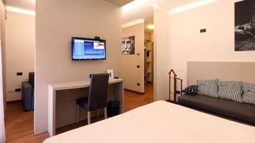 Triple Room | Minibar, in-room safe, desk, laptop workspace