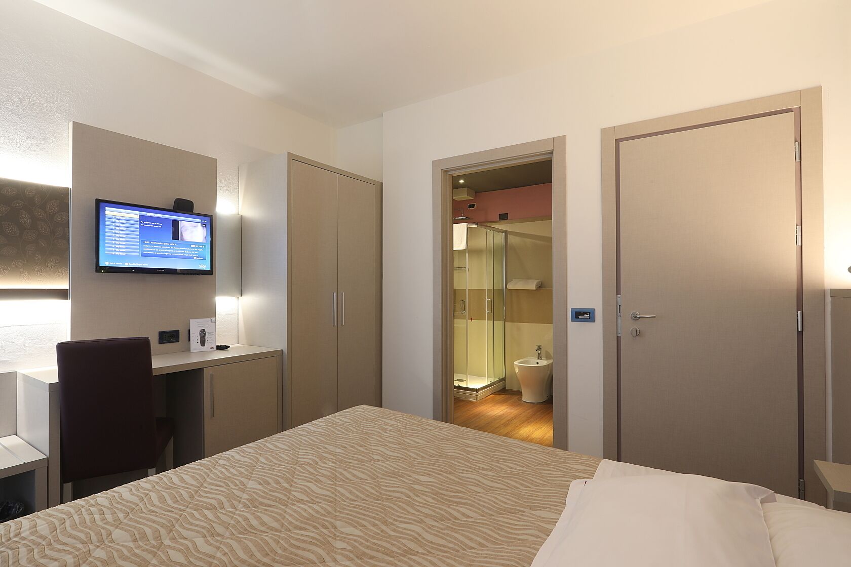 double room single use | minibar, in-room safe, desk, laptop workspace