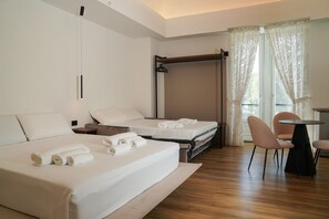 Deluxe vierpersoonskamer | Een minibar, een kluis op de kamer, een bureau, een laptopwerkplek