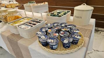 Tägliches Frühstücksbuffet (7 EUR pro Person)