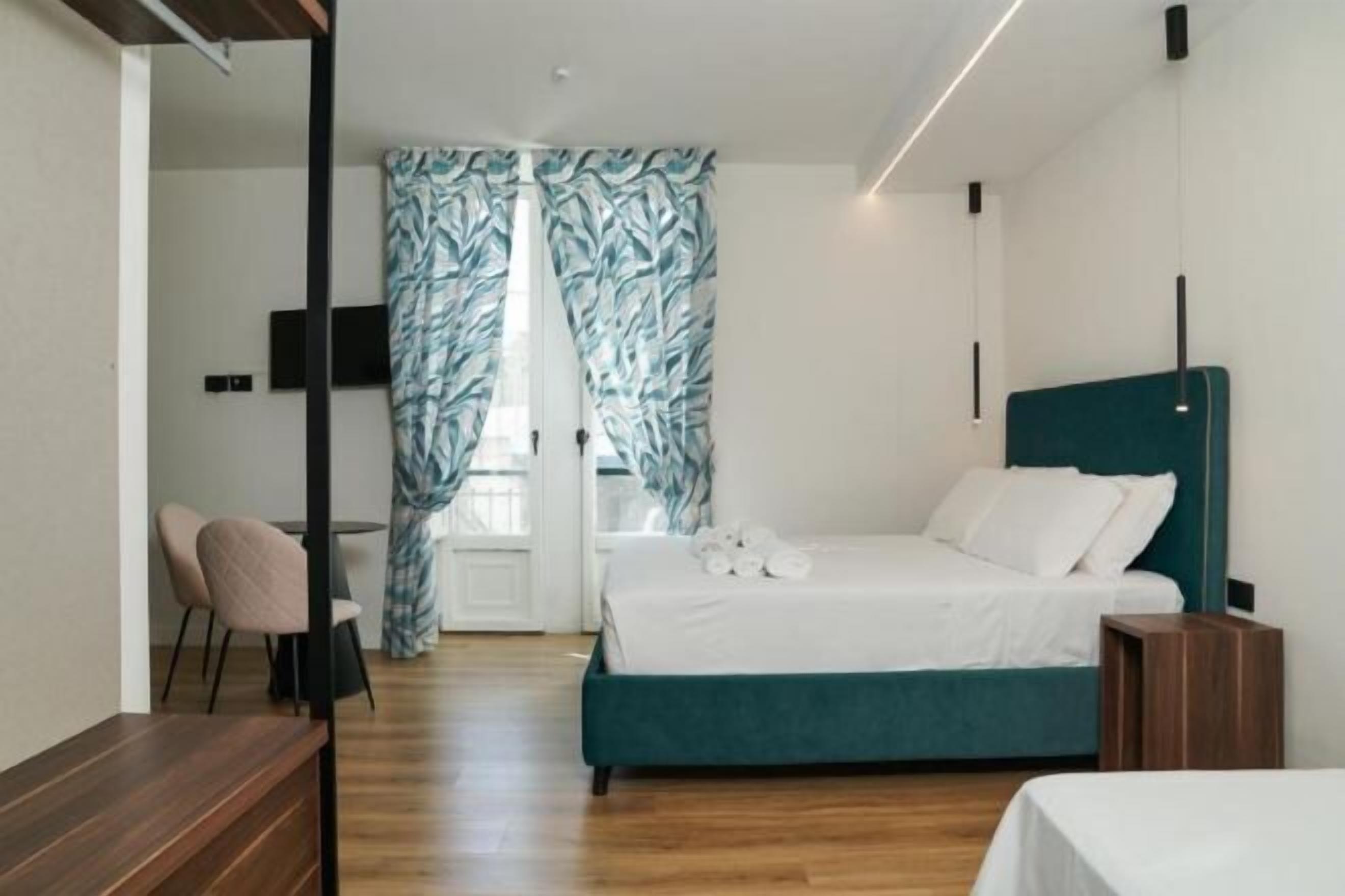 Minibar, Zimmersafe, Schreibtisch, laptopgeeigneter Arbeitsplatz