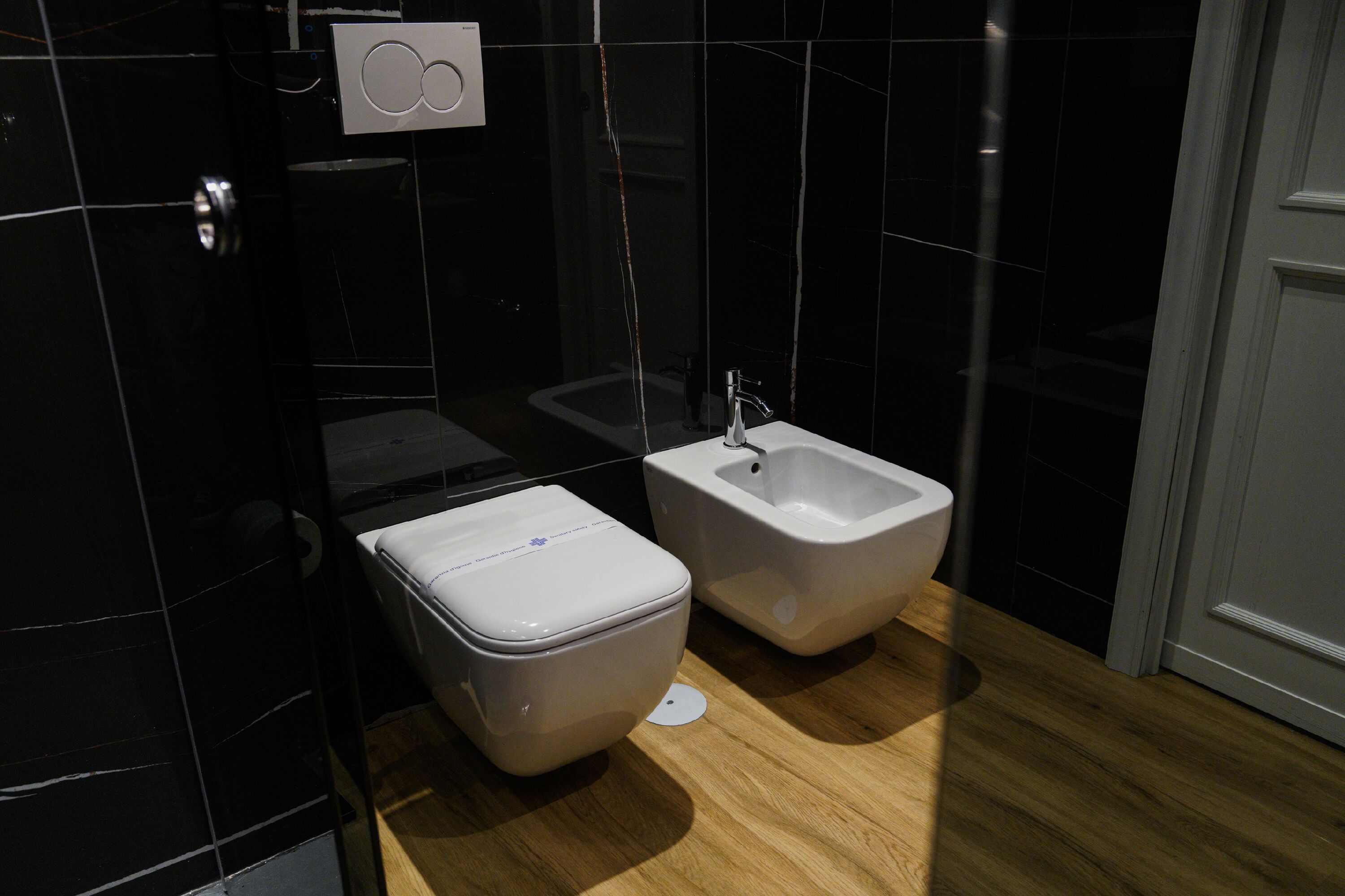 Un baño moderno con inodoro, bidé y lavamanos.