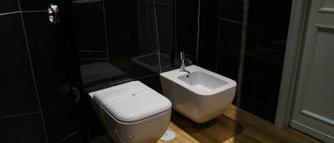 Un baño moderno con inodoro, bidé y lavamanos.