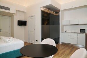 Quarto casal luxo | Frigobar, cofres nos quartos, escrivaninha