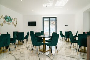 每日供应自助式早餐（每人 EUR 7）