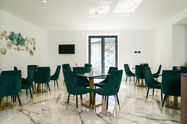 Café da manhã com buffet todos os dias (EUR 7 por pessoa)