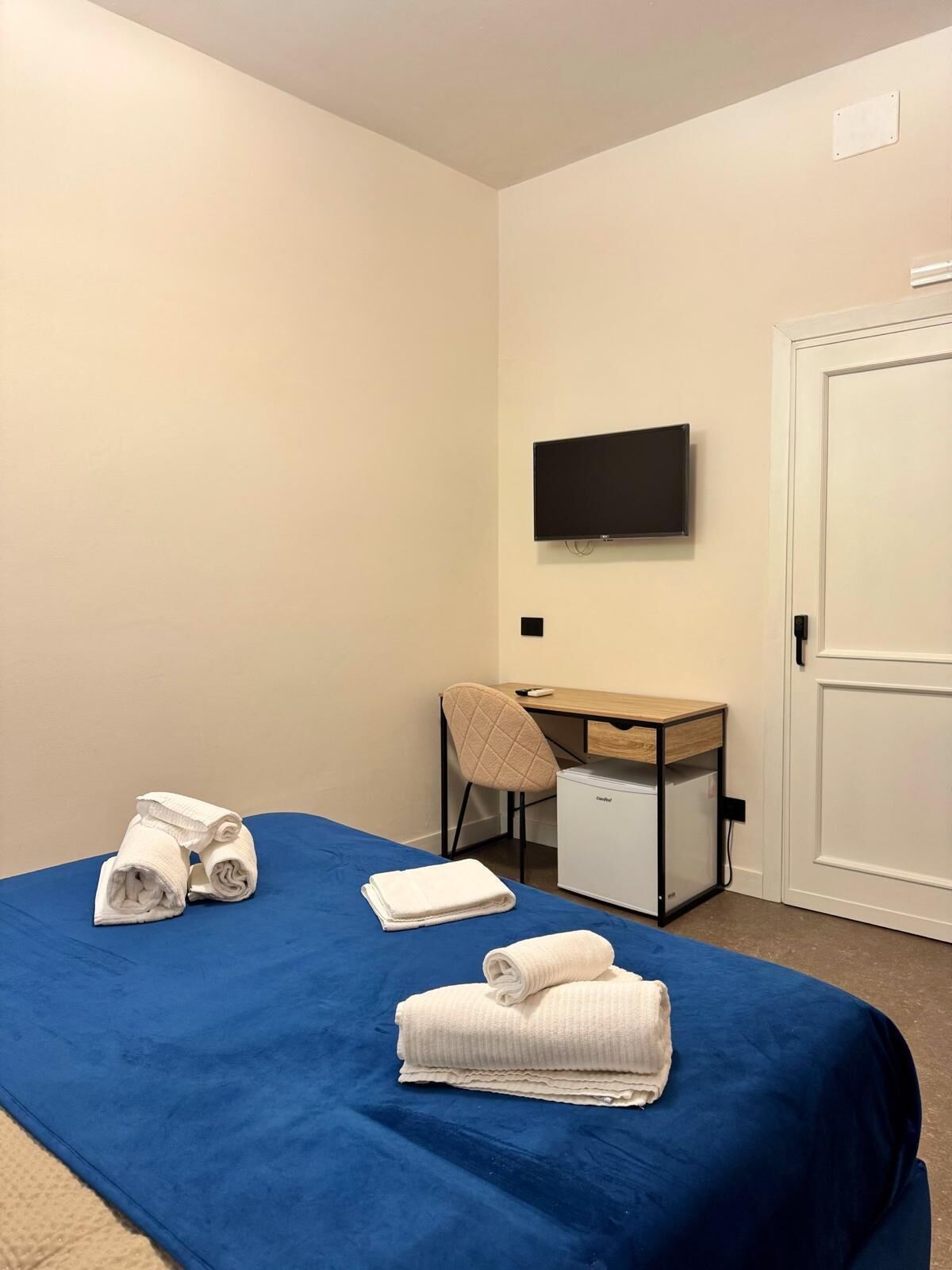 Minibar, in-room safe, desk, laptop workspace