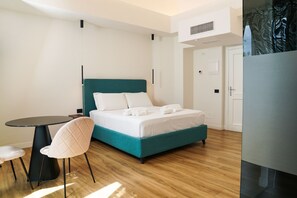 Quarto casal luxo | Frigobar, cofres nos quartos, escrivaninha