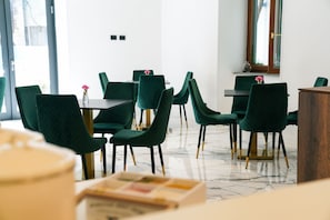 Café da manhã com buffet todos os dias mediante uma taxa