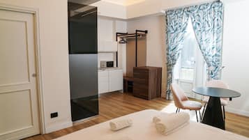 Habitación doble Deluxe | Minibar, caja de seguridad en la habitación y escritorio