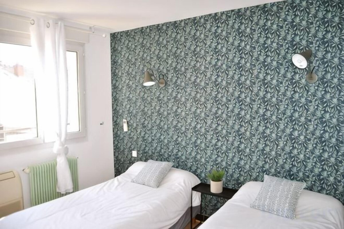In-room safe, desk, laptop workspace, soundproofing