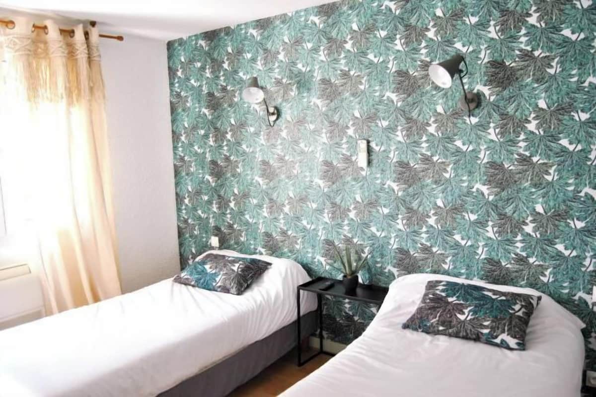 In-room safe, desk, laptop workspace, soundproofing