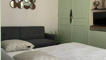 Apartamento básico | Cofres nos quartos, escrivaninha, espaço de trabalho para notebook