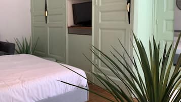 Apartamento básico | Cofres nos quartos, escrivaninha, espaço de trabalho para notebook