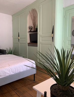 Apartamento básico | Cofres nos quartos, escrivaninha, espaço de trabalho para notebook