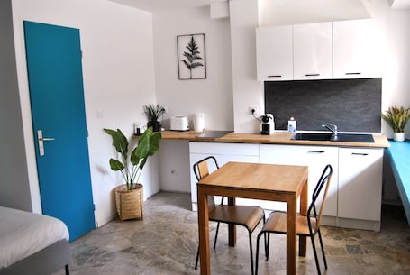 Basic Studio | 1 bedroom, in-room safe, desk, laptop workspace