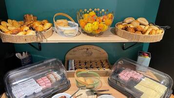 Daily buffet breakfast (EUR 9.50 per person)