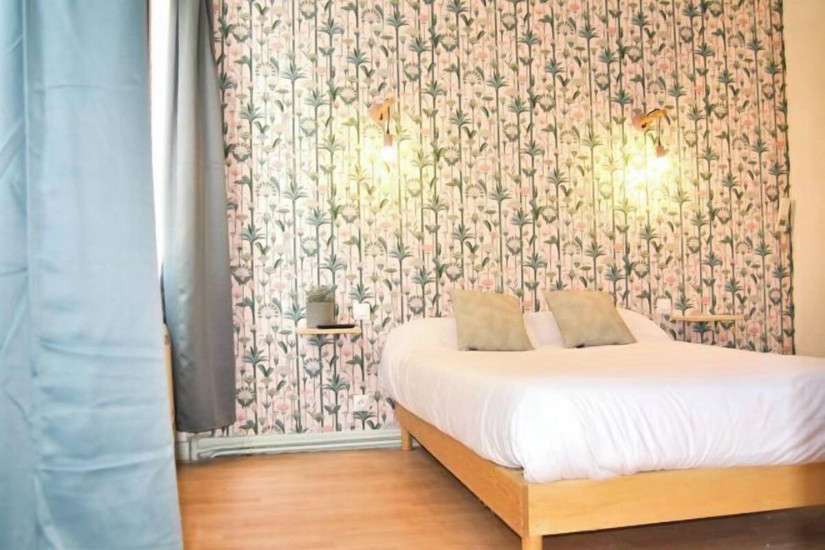 In-room safe, desk, laptop workspace, soundproofing
