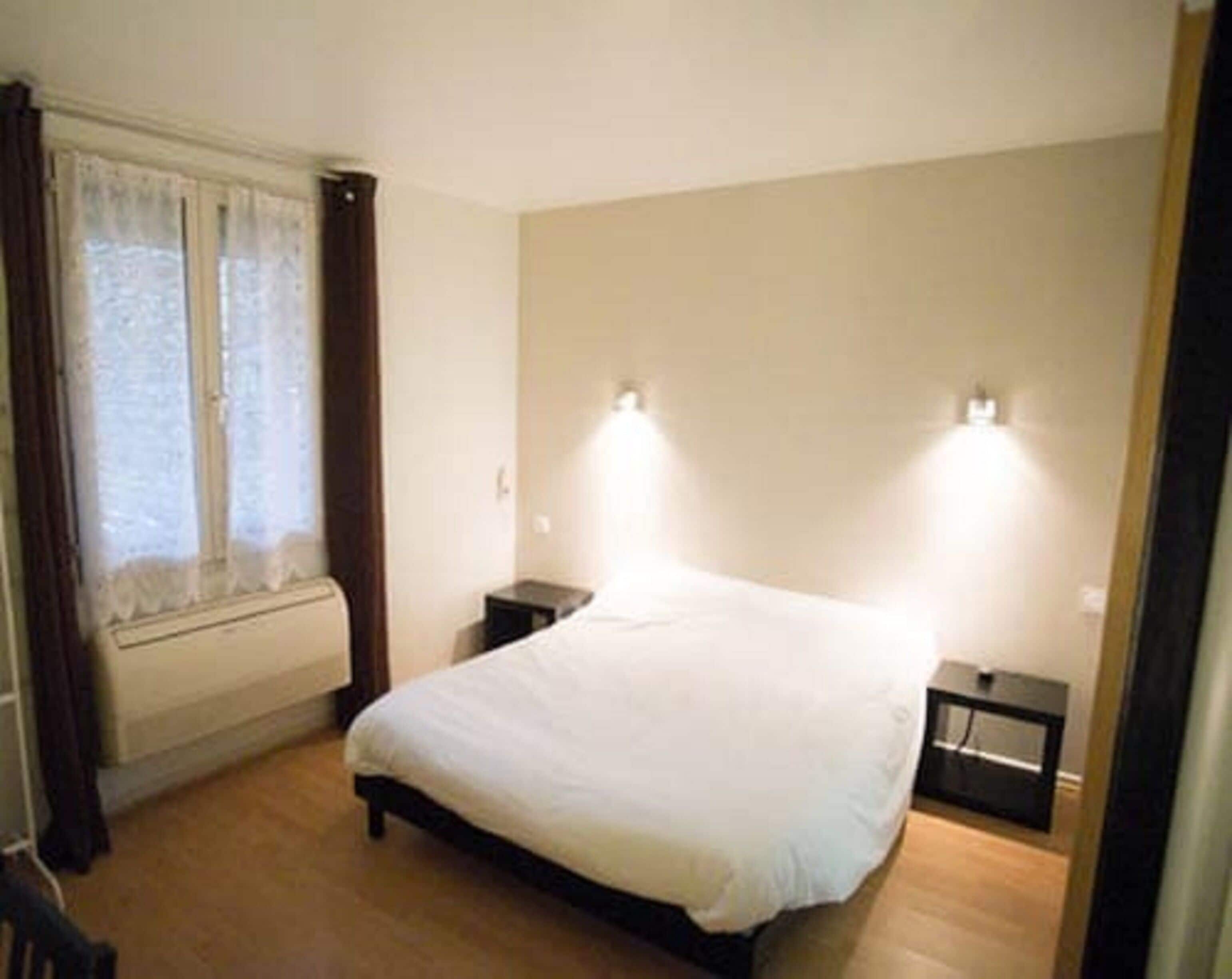 双人房 | 客房内保险箱、办公桌、笔记本电脑工作区、隔音