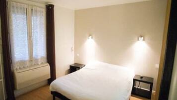 Double Room | 1 bedroom, in-room safe, desk, laptop workspace