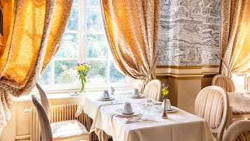 Daily full breakfast (EUR 18 per person)