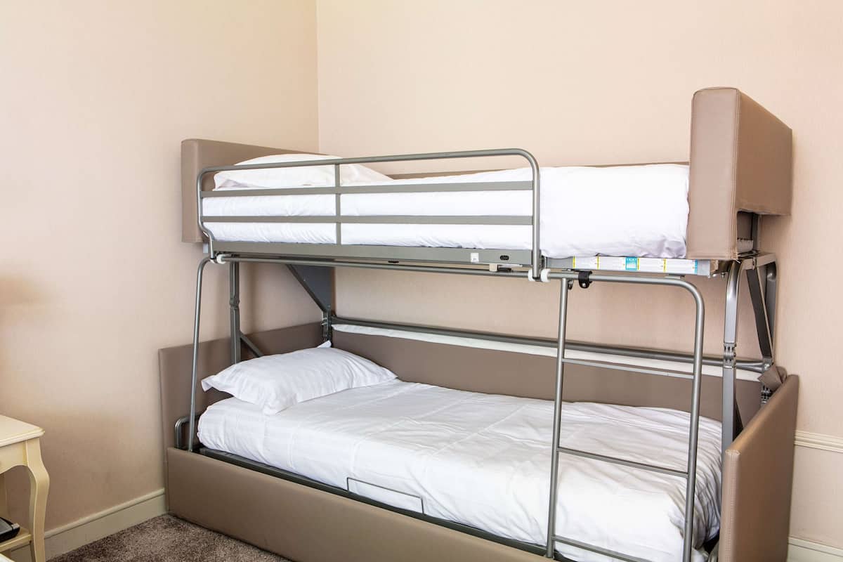 Habitación familiar, varias camas, para no fumadores | Minibar, escritorio, cortinas blackout y insonorización
