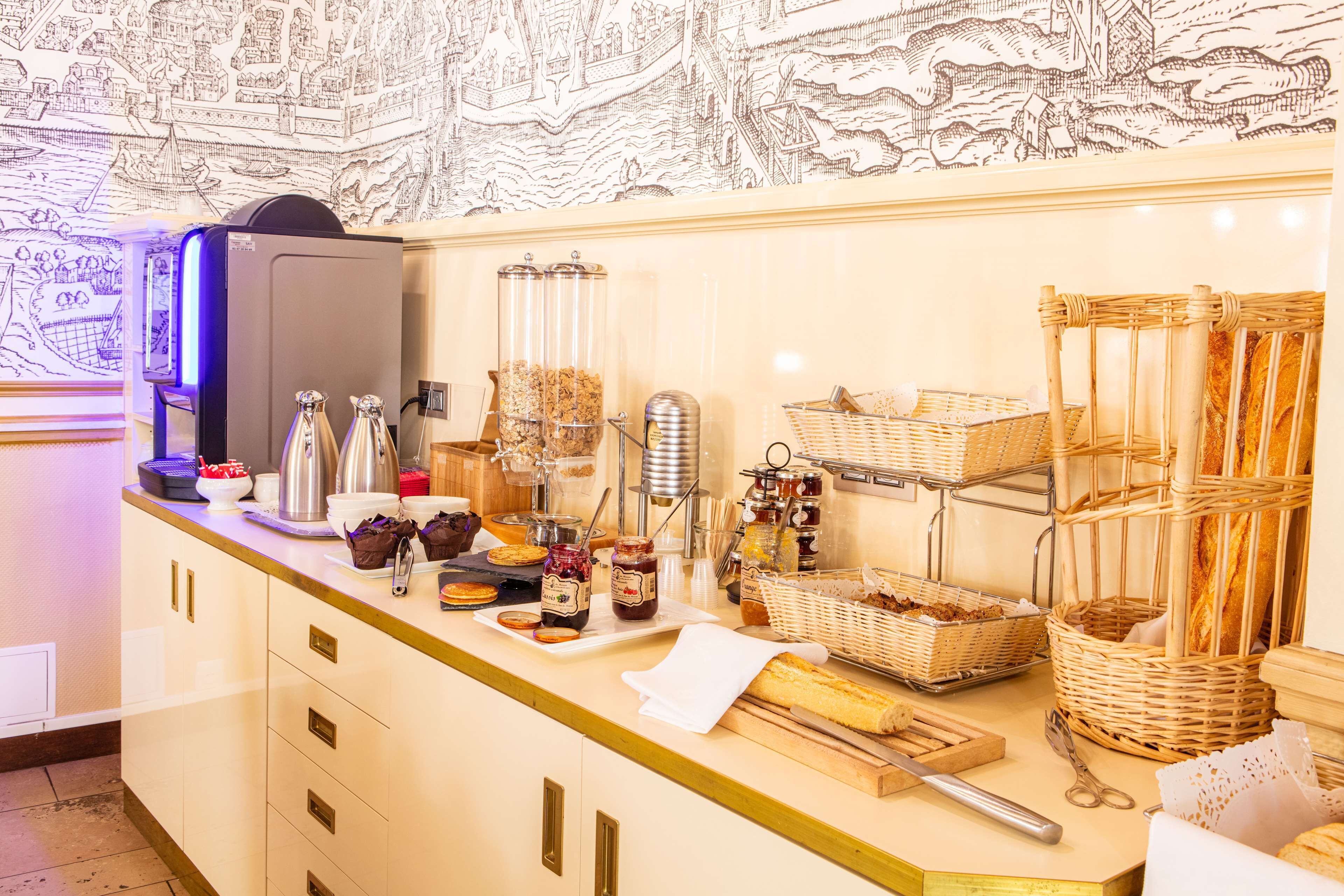 daily full breakfast (eur 18 per person)