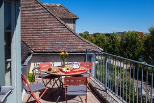 Suite, varias camas, no fumadores, terraza (Living Room;with Sofabed) | Servicio de la habitación