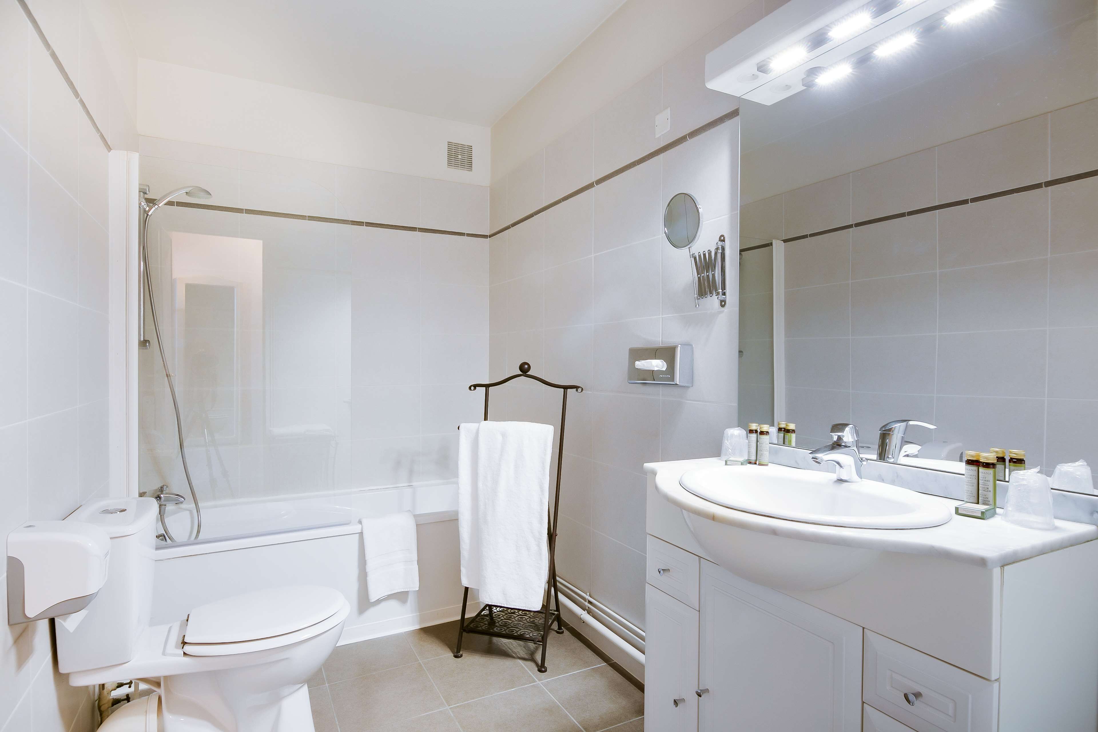 combined shower/bathtub, free toiletries, hair dryer, towels