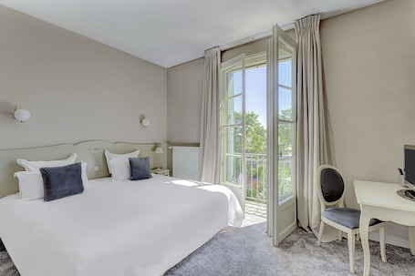 Premium bedding, minibar, desk, blackout drapes. Hotel Le Maxime, BW Signature Collection