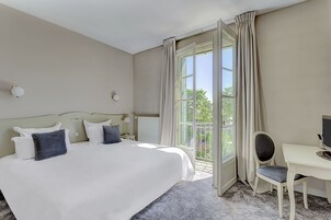 Habitación Confort, 1 cama de matrimonio, no fumadores, bañera | Minibar, escritorio, cortinas opacas y sistema de insonorización