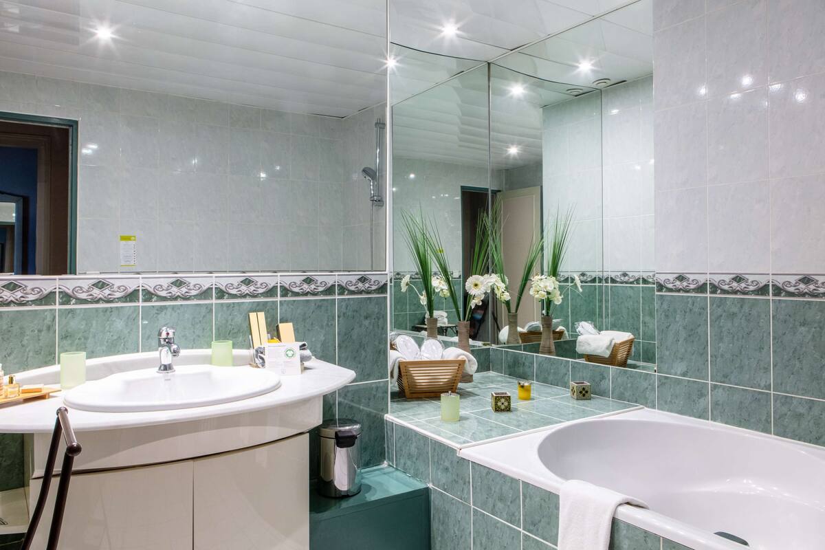 deluxe room, 1 king bed, non smoking, river view | bathroom | combined shower/bathtub, free toiletries, hair dryer, towels