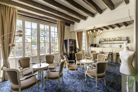 Bar (on property). Hotel Le Maxime, BW Signature Collection