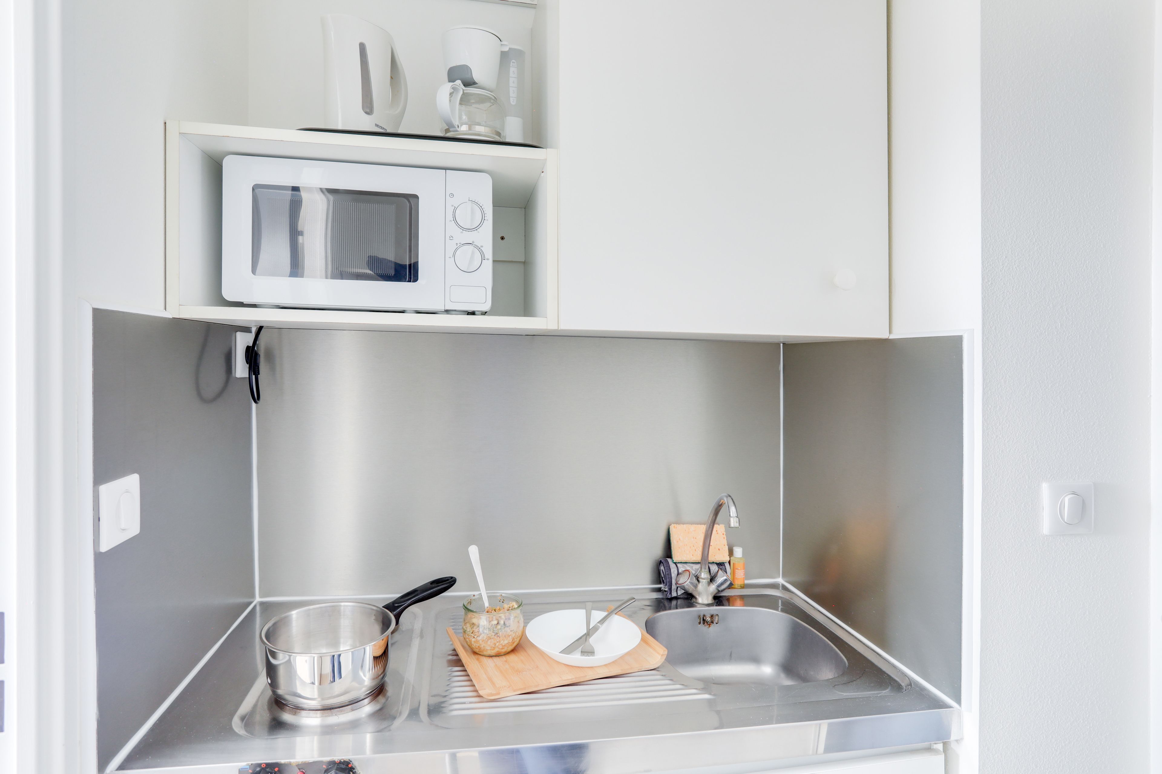 Frigorífic, microones, placa de cuina i bullidora elèctrica 