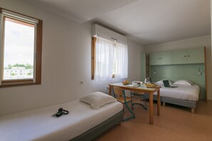 Dreibettzimmer, Nichtraucher, Kochnische | Individuell eingerichtet, Schreibtisch, laptopgeeigneter Arbeitsplatz