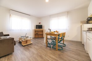Apartamento | Área de estar | TV de tela plana, escritórios