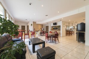 Desayuno buffet todos los días (EUR 12.50 por persona)