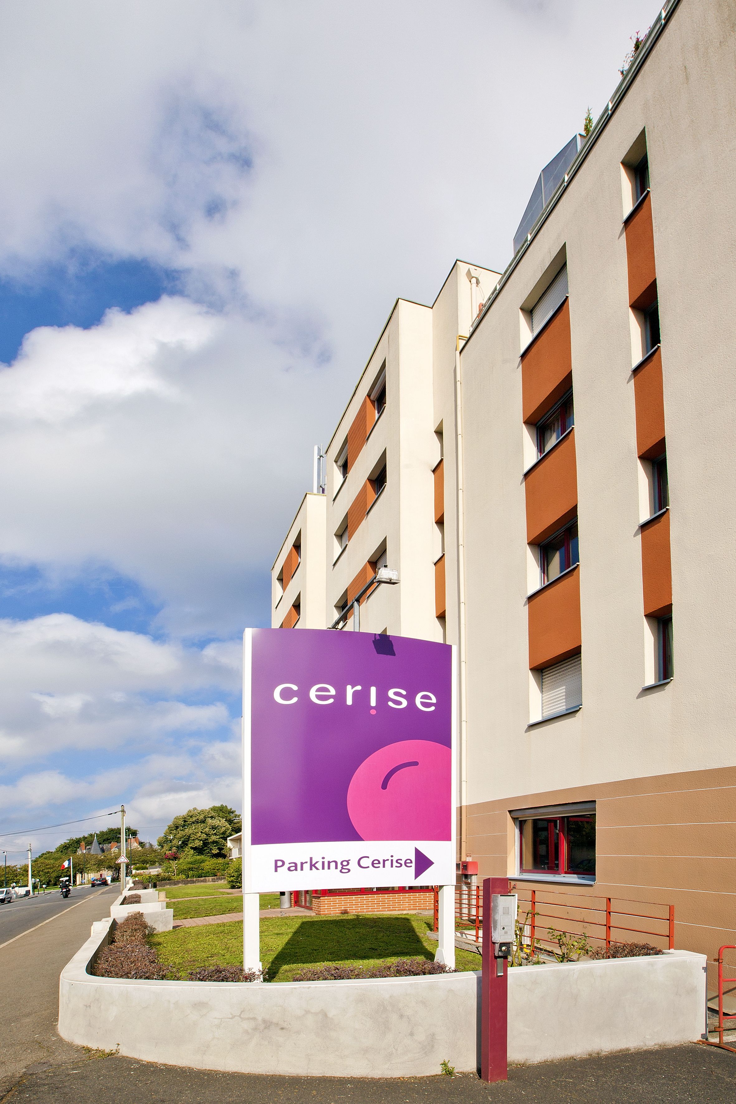 A building with a sign for 'Ceris' parking.