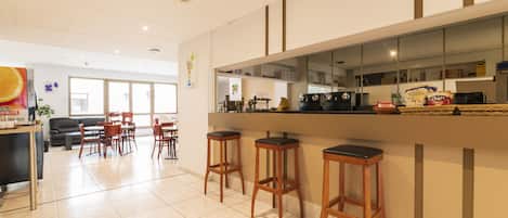 Petit déjeuner buffet (12.50 EUR par personne)