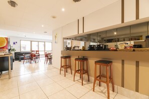 Café da manhã com buffet todos os dias mediante uma taxa