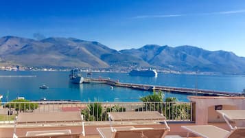 Quarto casal luxo, sacada, vista para o mar | Frigobar, cofres nos quartos, escrivaninha, quartos à prova de som