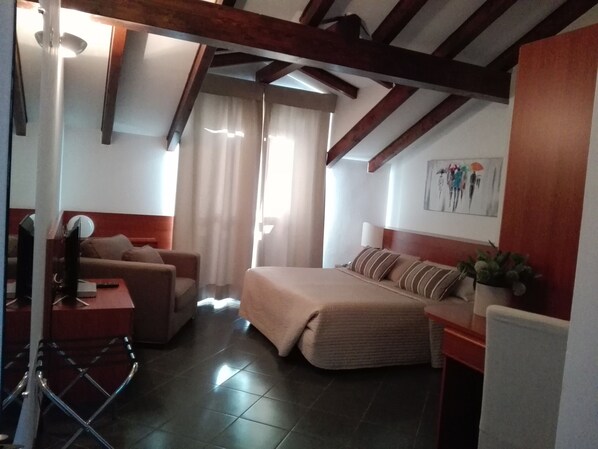 خزنة داخل الغرفة ومكتب وتجهيزات عازلة للصوت وواي فاي مجانًا