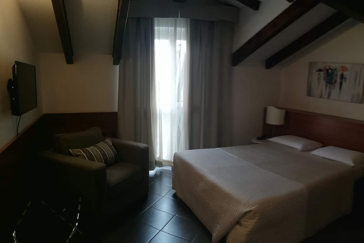 Standard Double Room | In-room safe, desk, soundproofing, free WiFi
