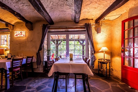 Lunch and dinner served, Regional cuisine