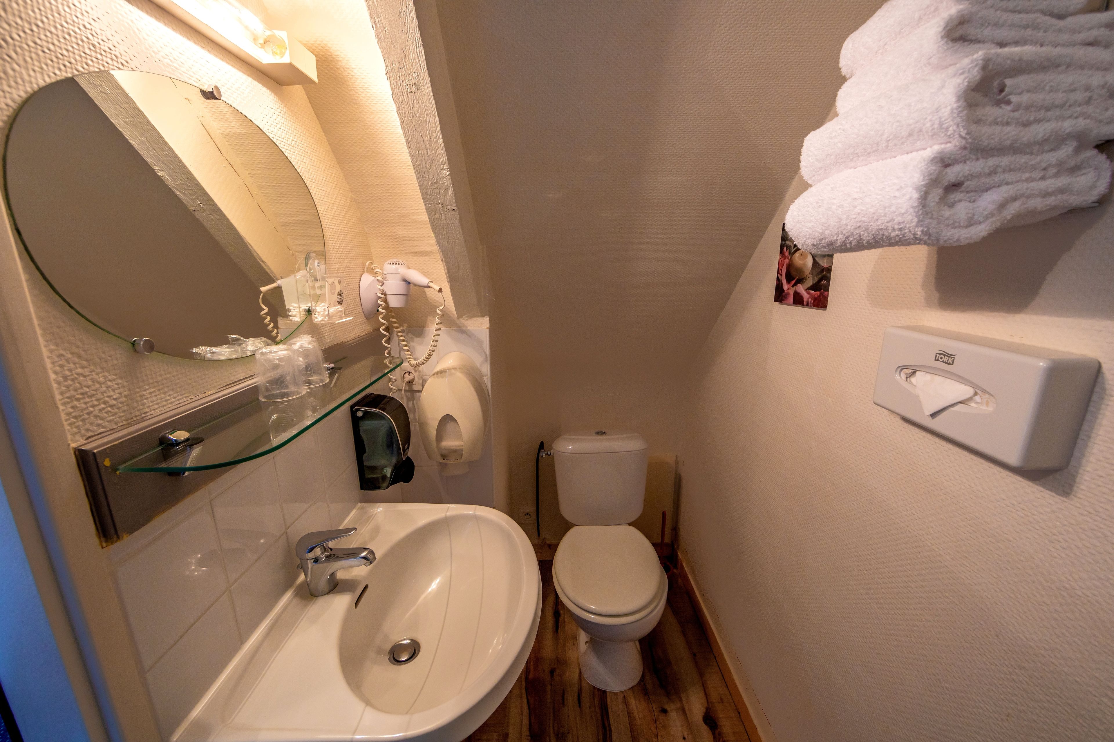 standard double room | bathroom | free toiletries, hair dryer, towels